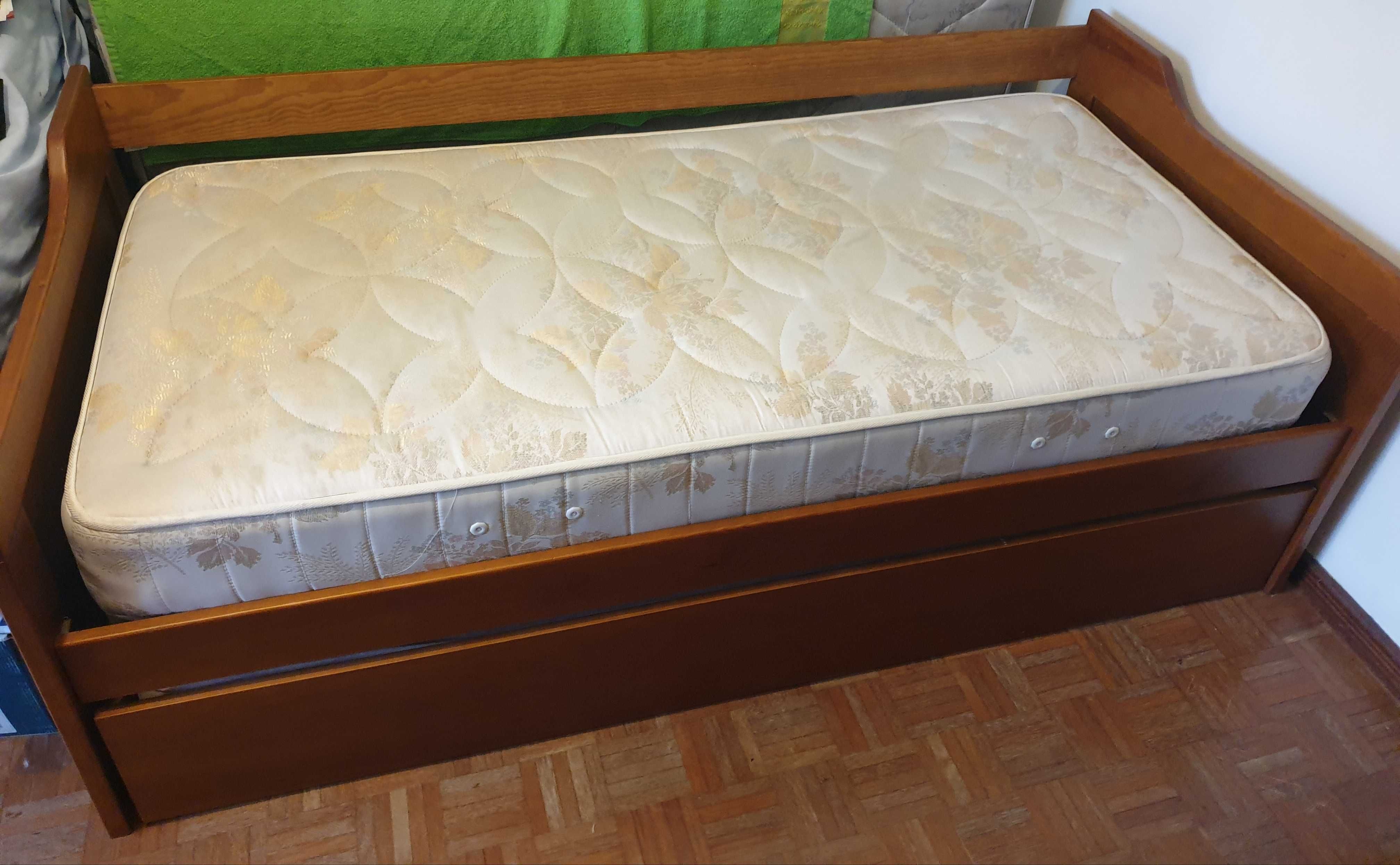 Cama dupla com colchões.