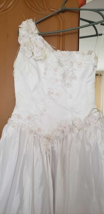 весільне плаття ( вживане -один день весілля) потребує хімчистки.