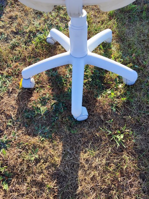 Krzesło obrotowe dla dziecka na kółkach Agata Meble