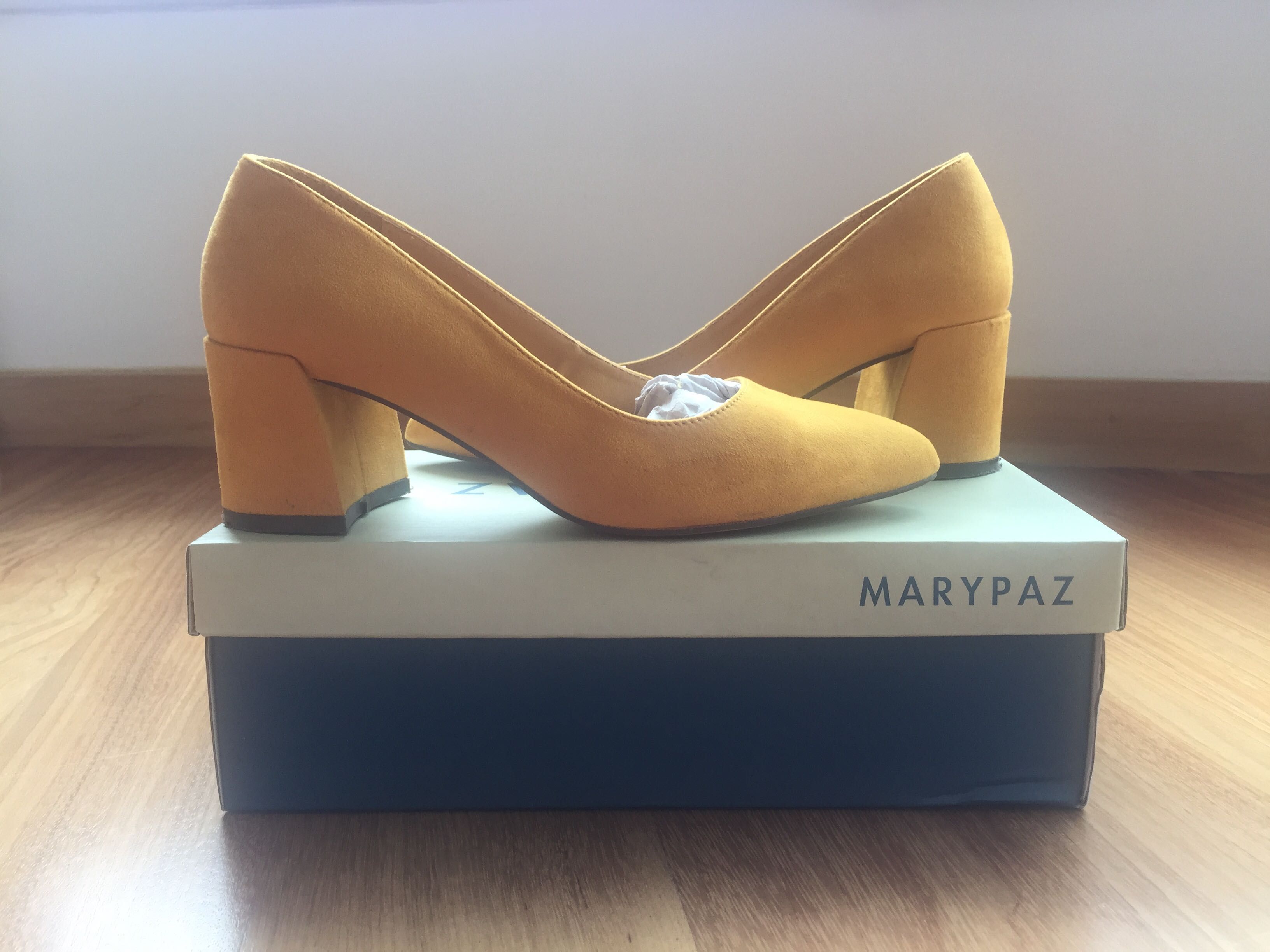 Sapatos com tacão largo e médio amarelo mostarda Mary Paz