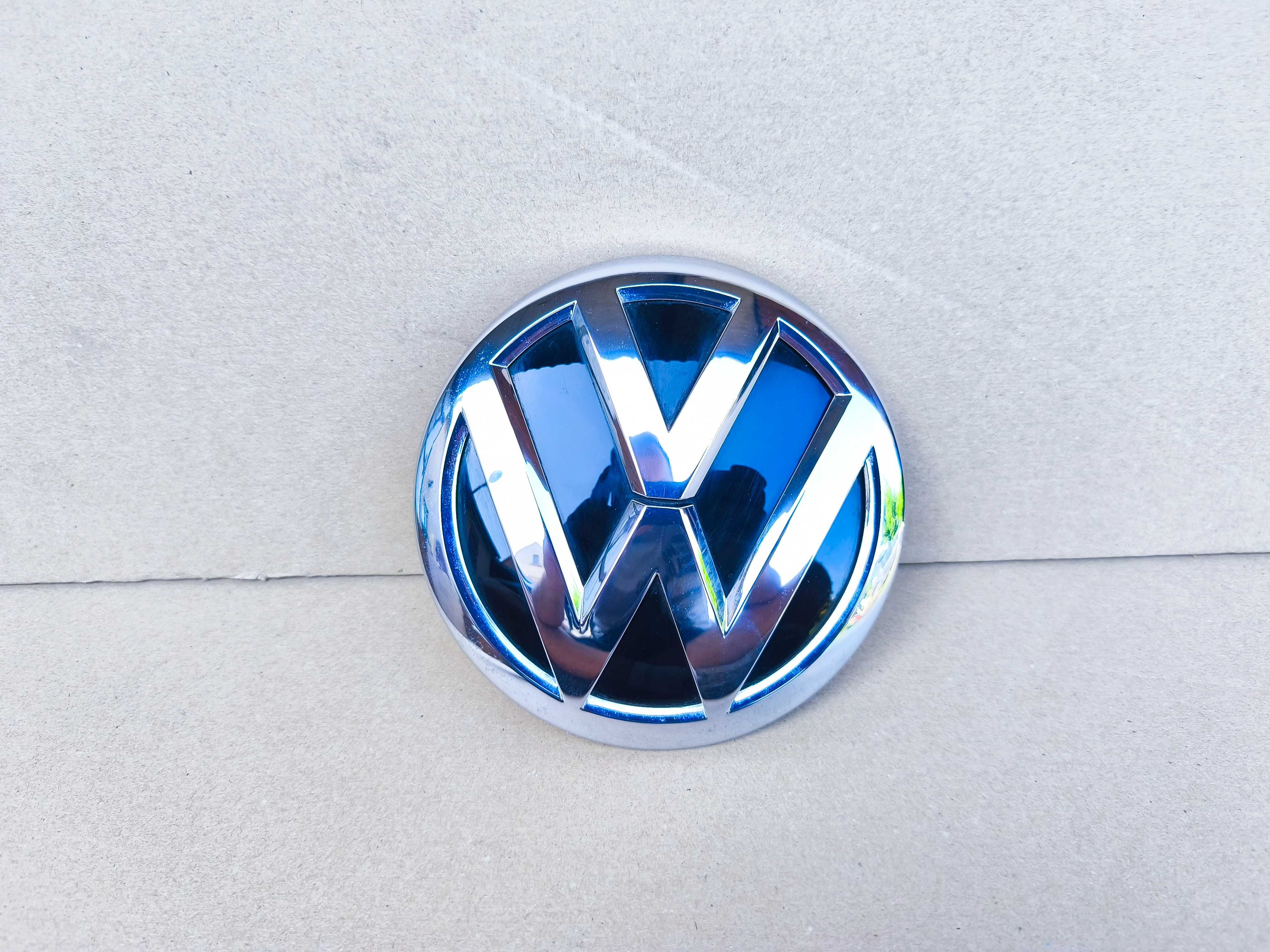 VW Touareg II 7P6 emblemat znaczek grill atrapa logo 7P6.853.601D
