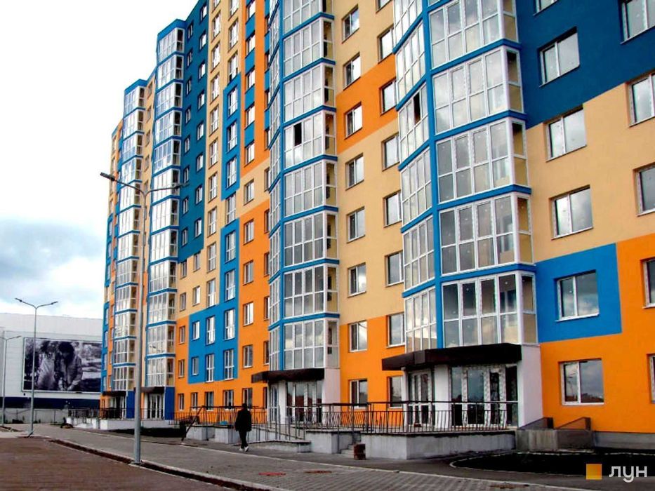 Продается однокомнатная в новом ЖК с ремонтом .