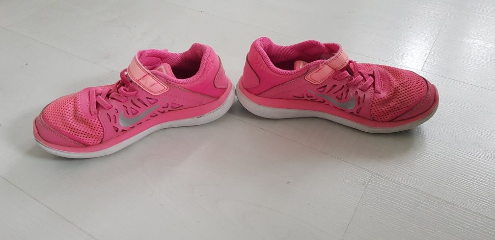Buty sportowe różowe  adidasy Nike roz.33