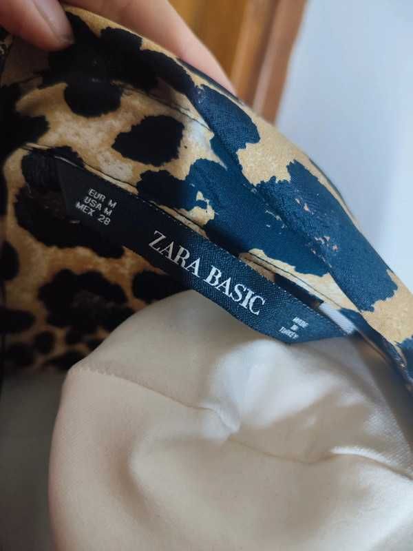 Sukienka Zara Basic w panterkowy wzór.