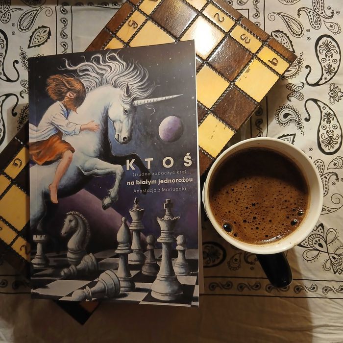 Ktoś (trudno zobaczyć kto) na białym jednorożcu /Anastazja z Mariupola