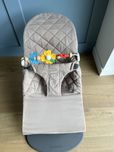 Bujaczek leżaczek BabyBjorn piaskowy/szary
