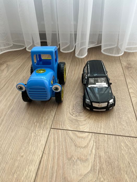 Синій трактор і машинка