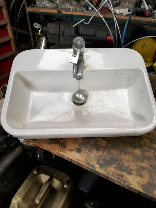 Umywalka 60cm z kranem