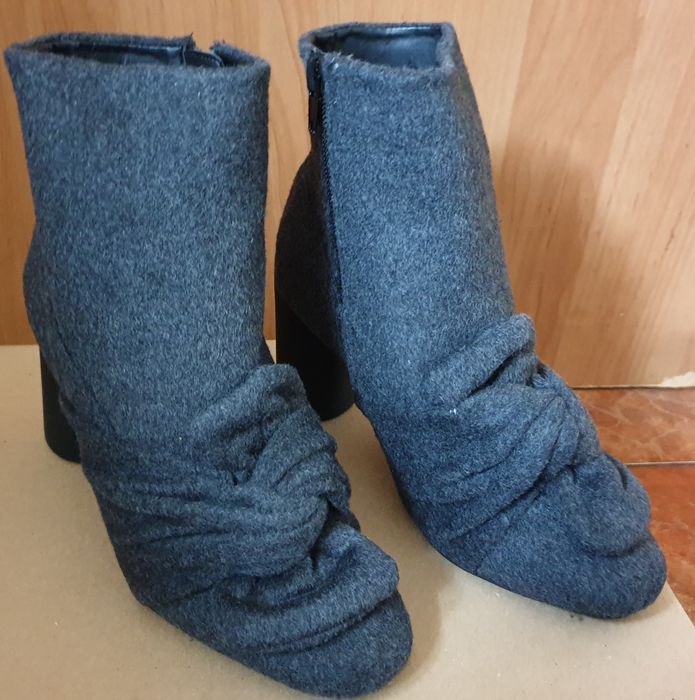 Botki ZARA Ankle Boot 3152/201/004

Rozmiary: 36, 37, 38, 39

Cena: 50