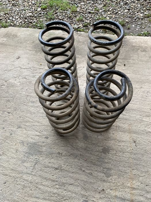 Продам пружини до джип гранд чироке wj 2001 року