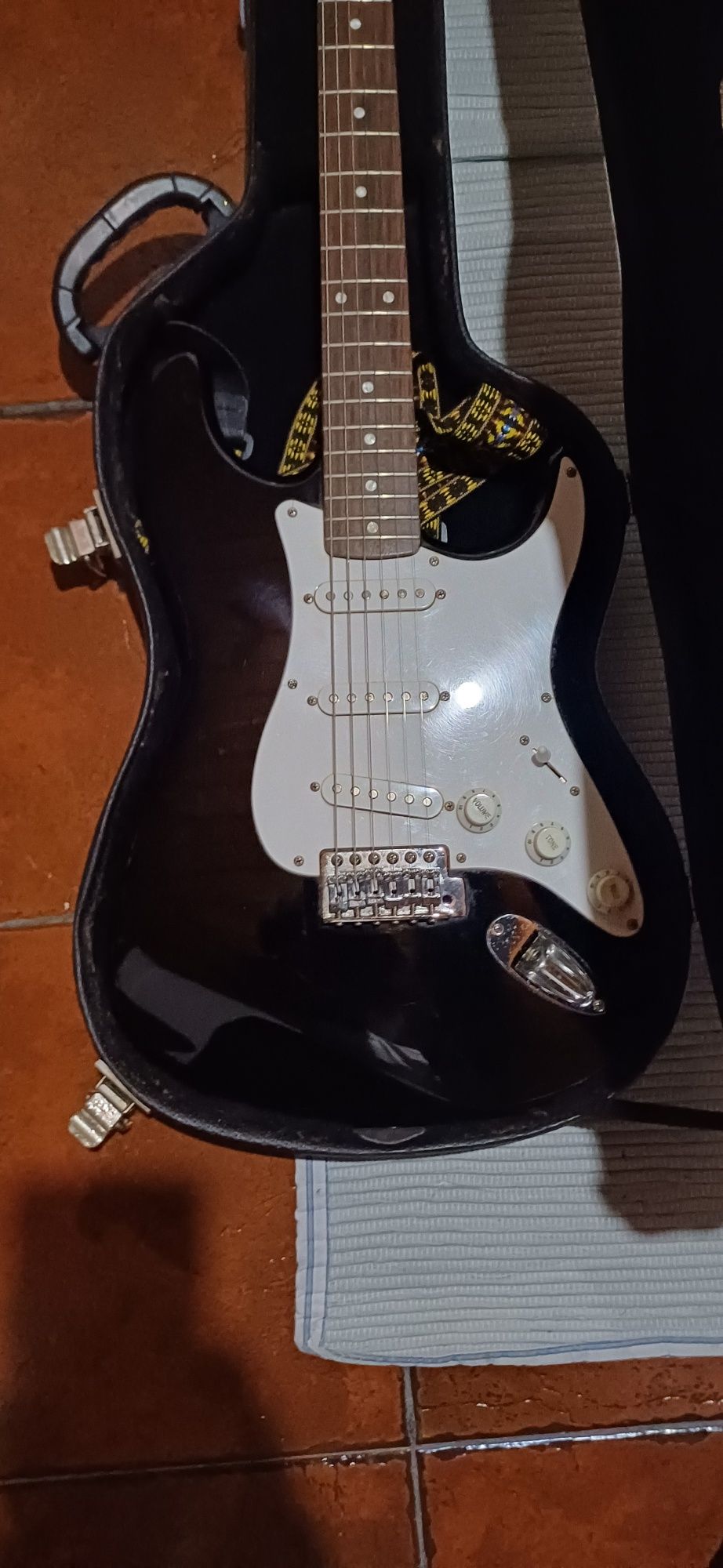 Squier stratocaster c/case