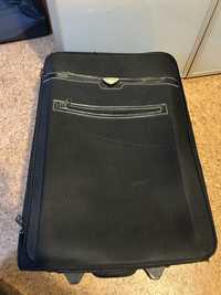 Czarna walizka z uchwytem