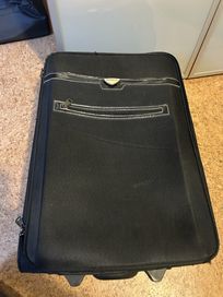 Czarna walizka z uchwytem