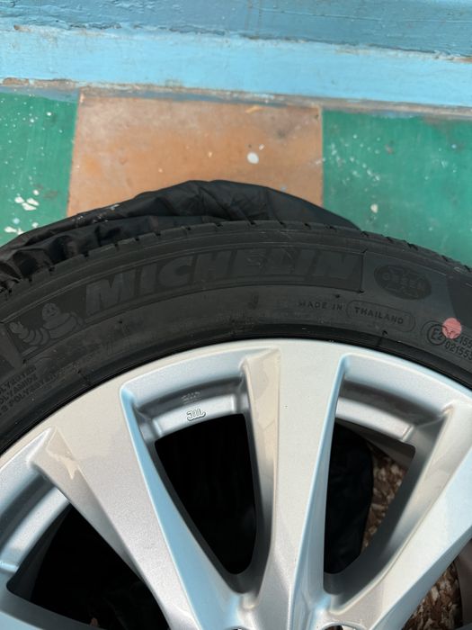 Продам оригинальный диск на камри 70 размер r17 с резиной Michelin