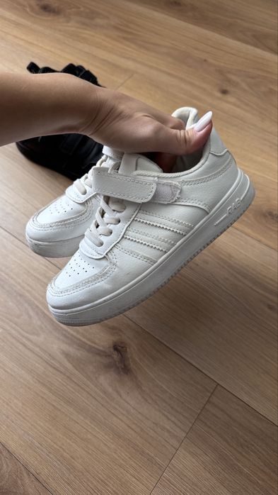 Білі кросівки унісекс