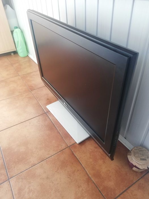 Do sprzedania Telewizor LCD LG 32 sprawny w B. D stanie bez pilota