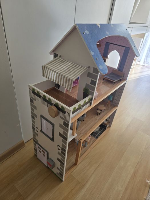 Drewniany duży domek dla lalek,z windą,cały komomplet.