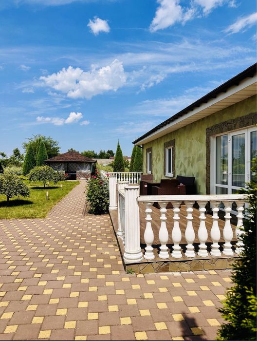 Шикарний маєток Вашої мрії з басейном та ландшафтним дизайном