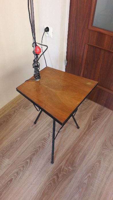 Stolik na gazetę z lampką