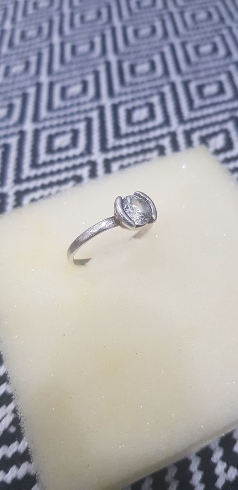 Duży srebrny pierścionek z dużym krysztalkiem
