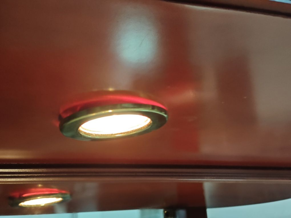 Cristaleira grande com luz