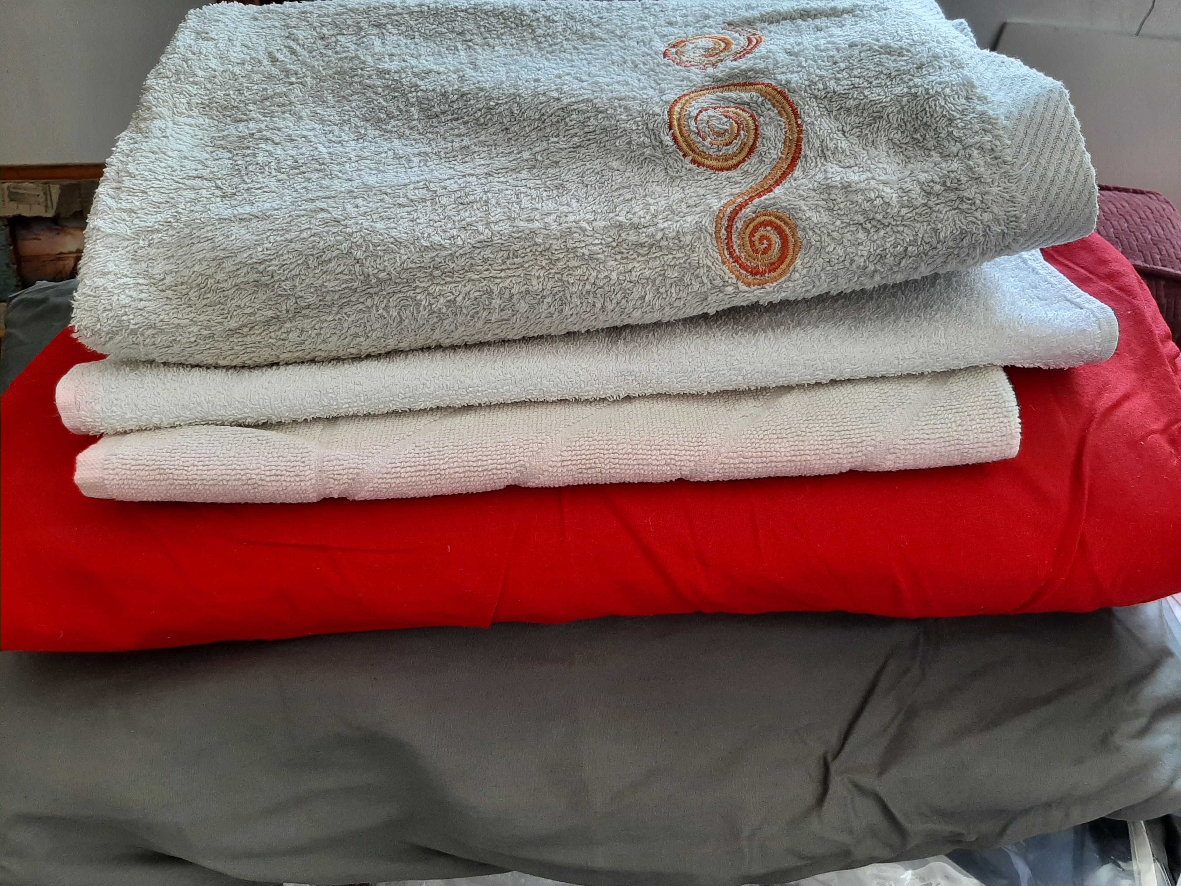 Conj capa edredão+almofada fronha+ tapete wc+toalha rosto+lençol banho