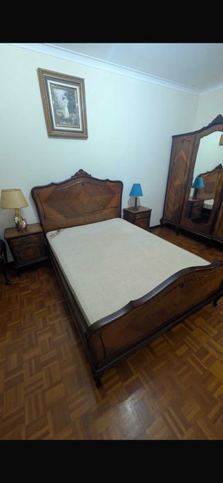 Cama de madeira de cerejeira