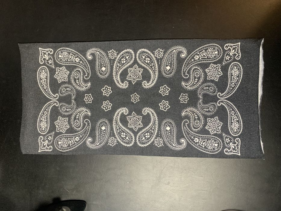 Gola preta com padrão