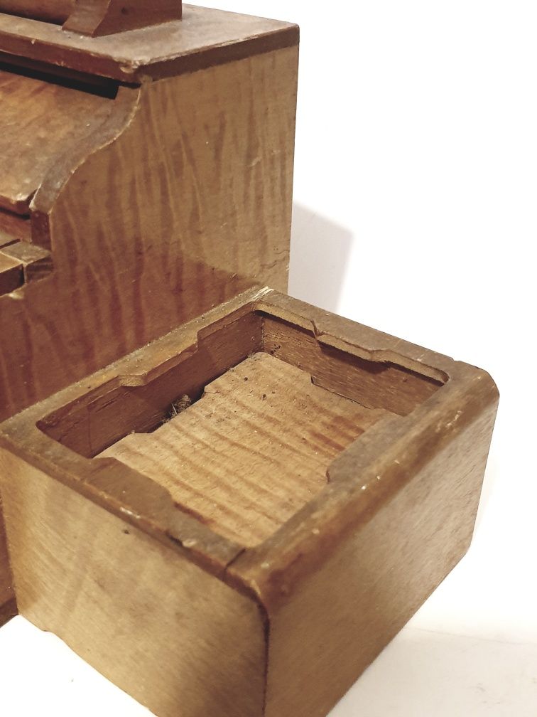 Antiga caixa cigarreira mecânica em madeira para restauro