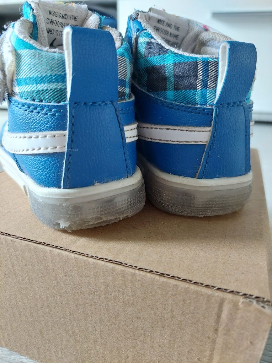 Trampki na rzep Nike 22