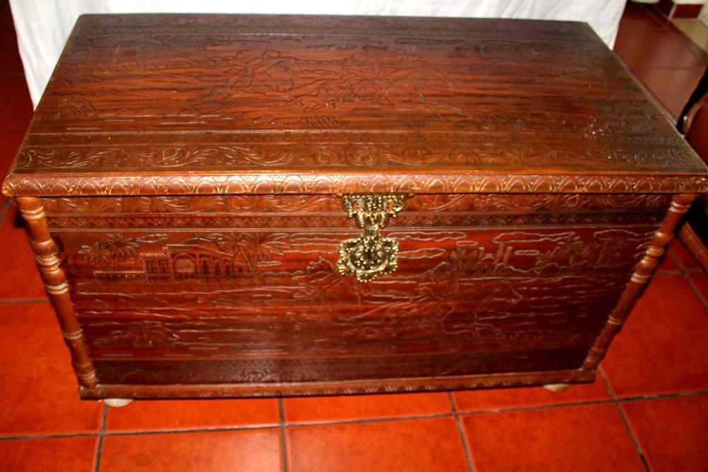 Baú antigo de madeira trabalhada
