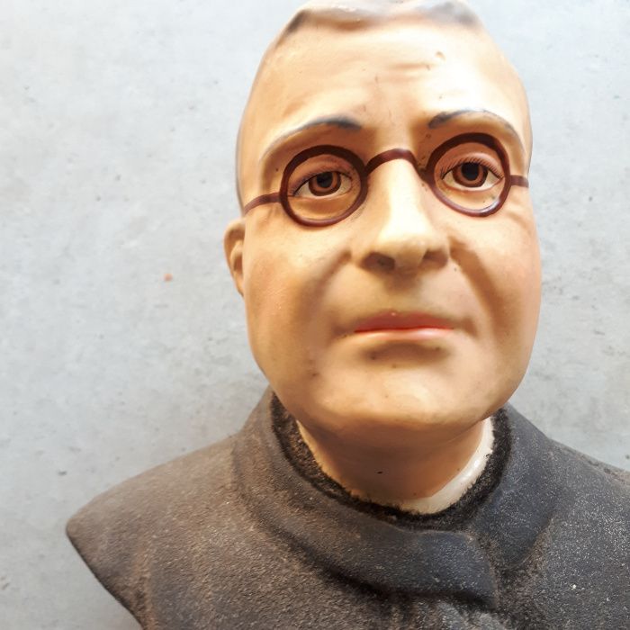 Busto Padre Américo ( grande fundador da Casa do Gaiato) , antiguidade