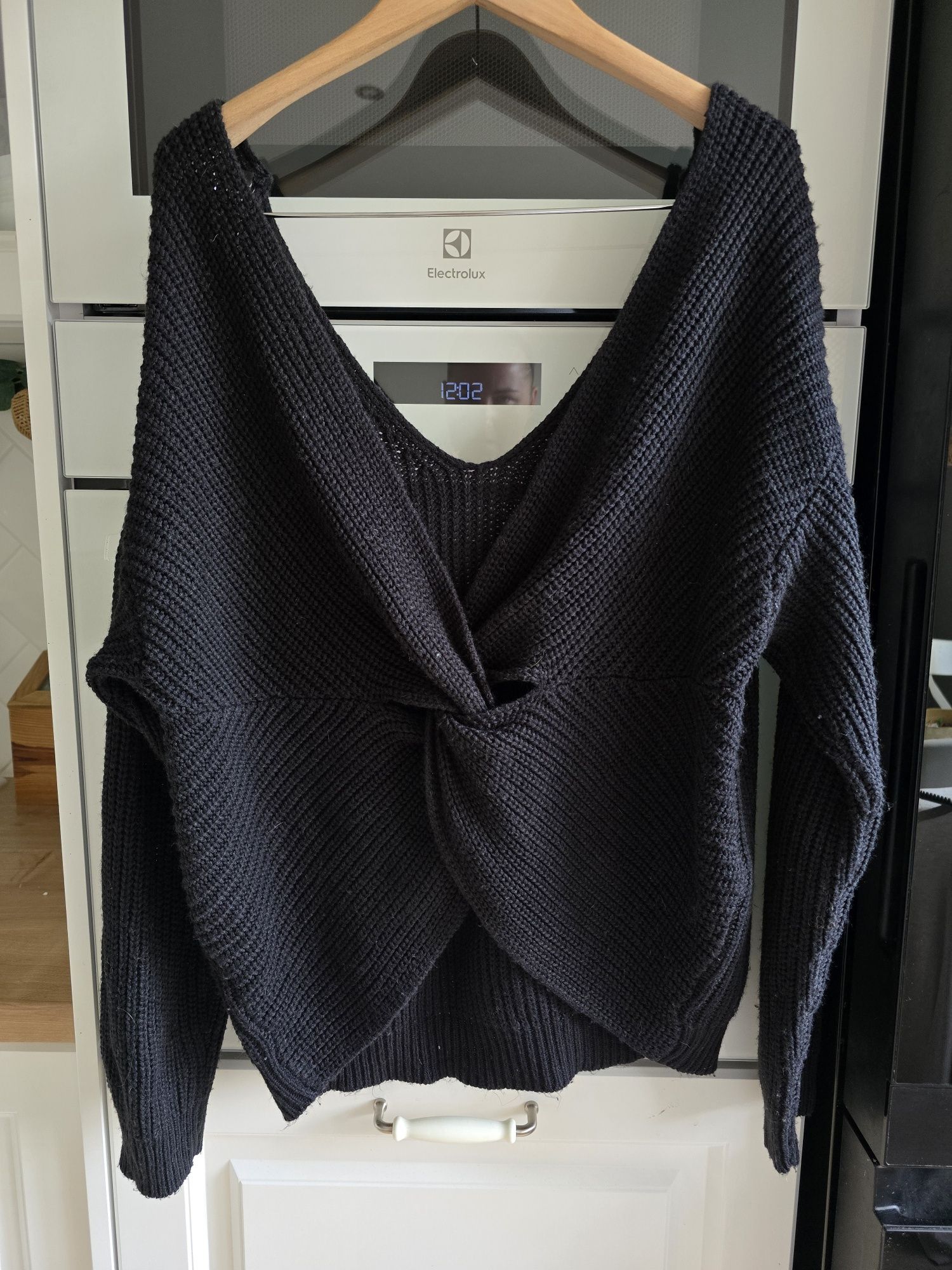 Sweter wiązany z dekoltem na plecach r. L
