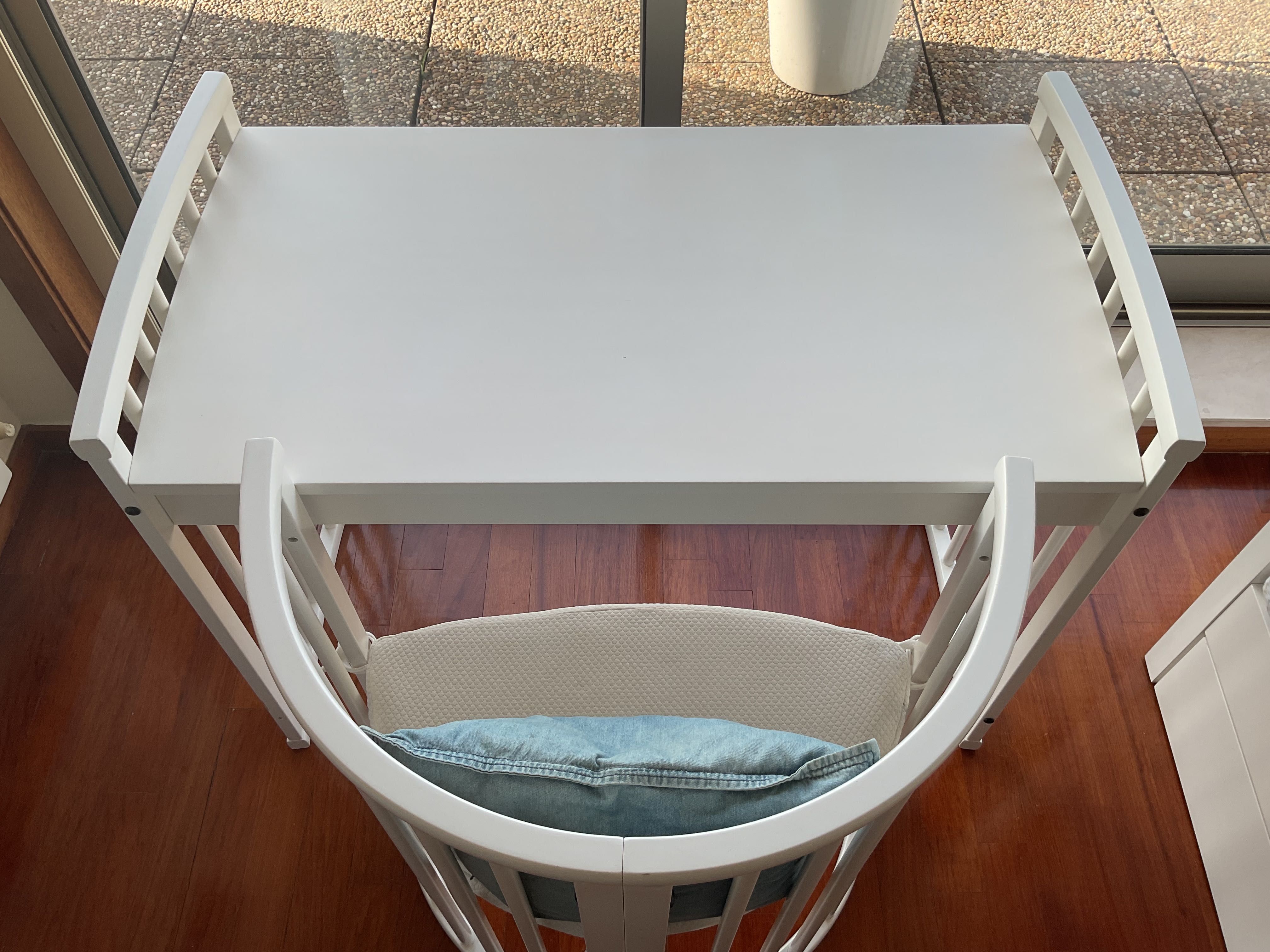Berço STOKKE Sleepi V3 + muda fraldas STOOKE + secretária + almofadas