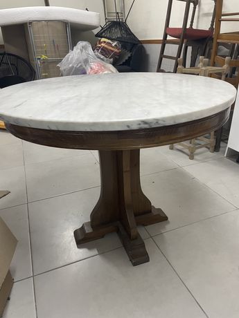Mesa em castanho com pedra marmore