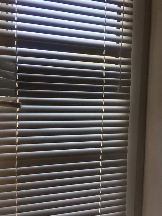 Жалюзи белые на окна
