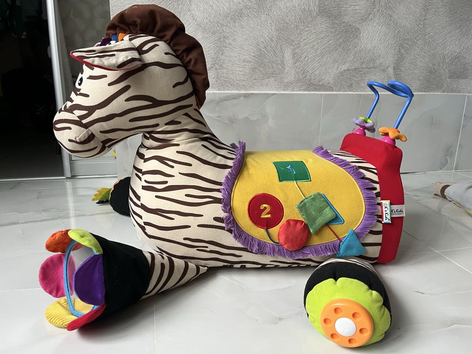 Дитяче крісло-гойдалка з подарунком