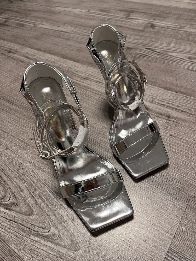 Sandały srebrne nowe