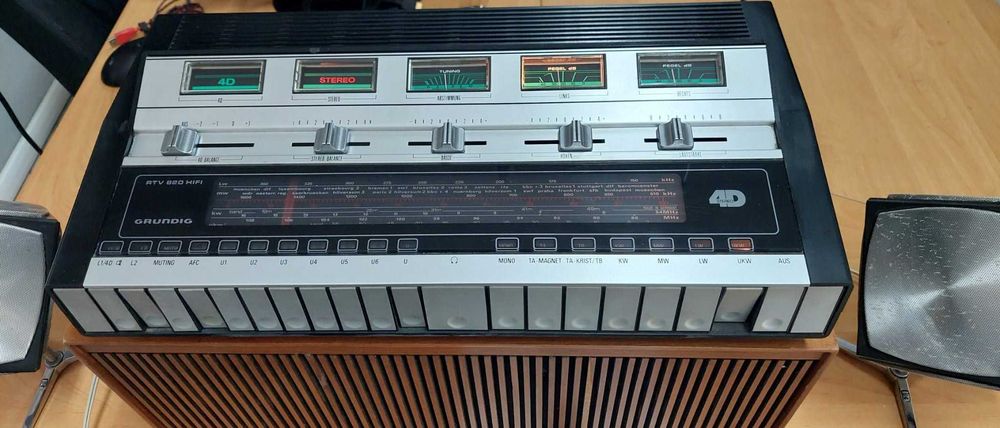 Aparelhagem Grundig RTV 820 com as respectivas colunas