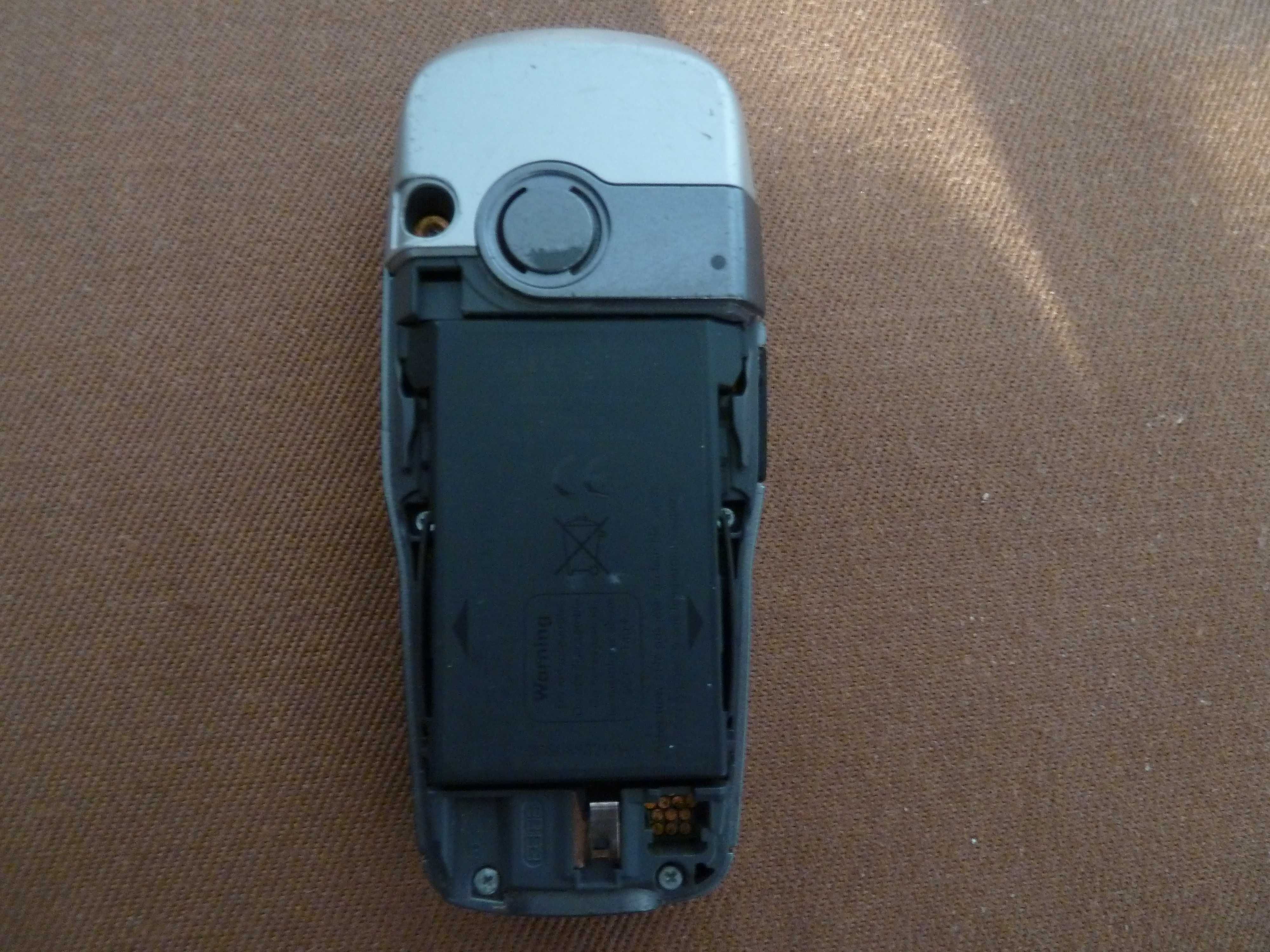 Zabytkowy telefon Alcatel OT 735 z ładowarką