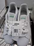 Vendo um par de sapatilhas adidas