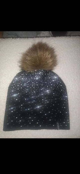 czapka damska zdobiona pompon