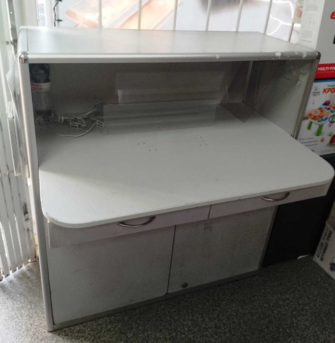 Стол торговый, прилавок продавца, кассовый стол