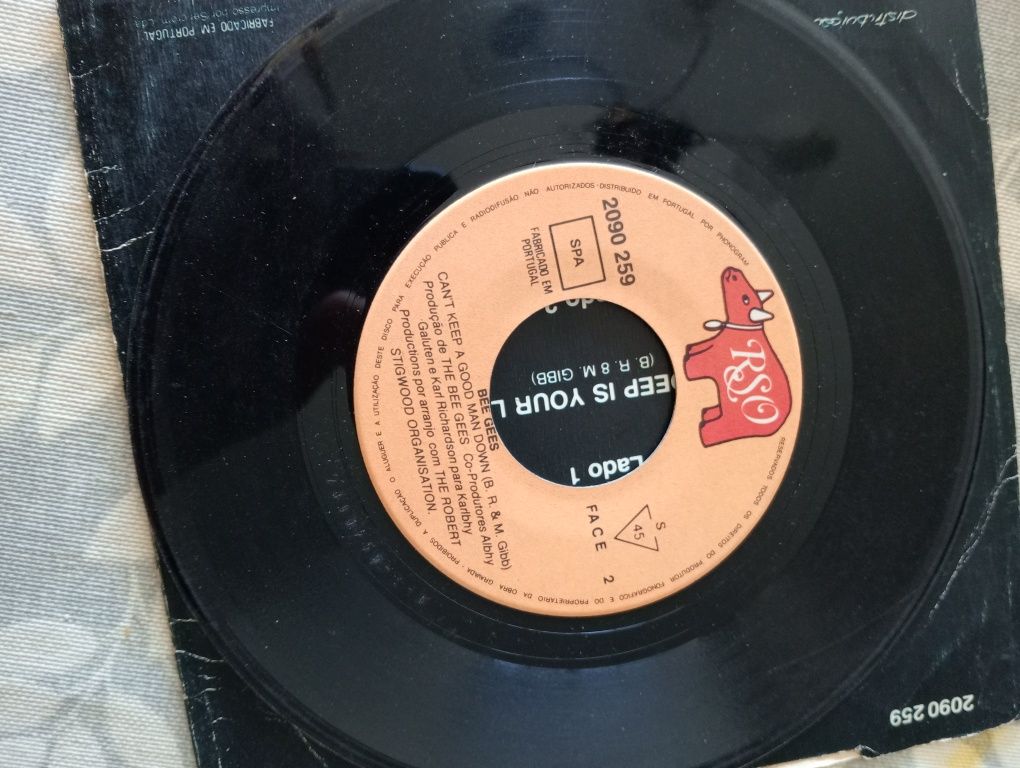 Vinil de singles dos Bee Gees c/ How deep is your love