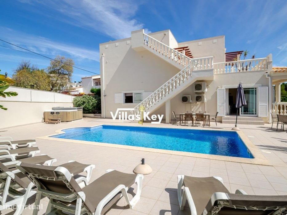 Moradia T4, com piscina, perto das praias, em Carvoeiro.