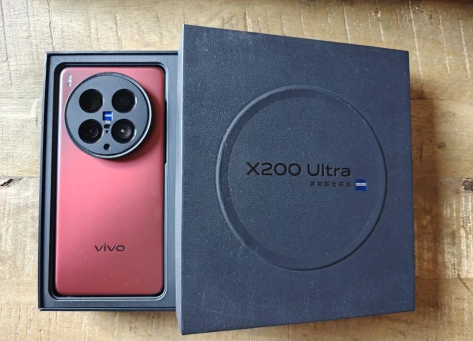 Vivo X200 ultra red