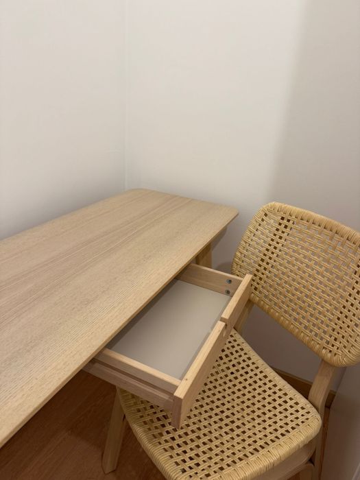 Secretaria com cadeira