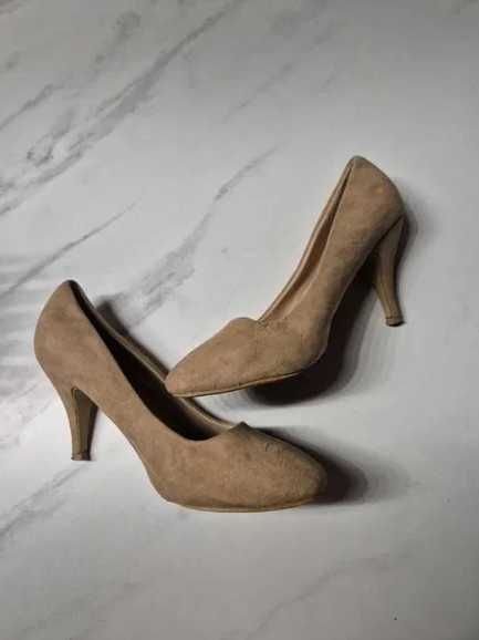 Buty na obcasie nude zamszowe