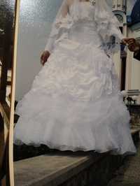 Весільна сукня з вишивкою