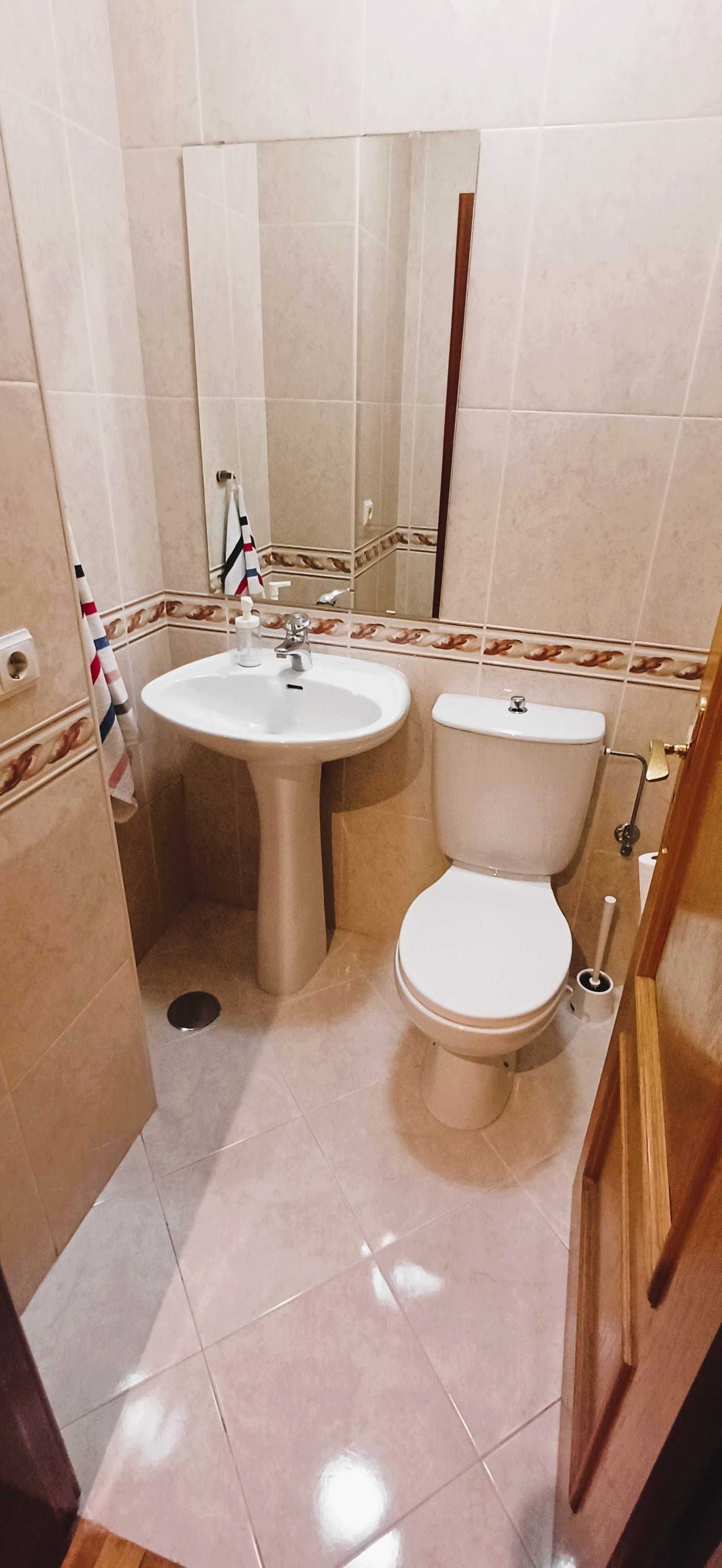 Excelente T2 c/ 90m2, mobilado e equipado. Varanda com vistas amplas!